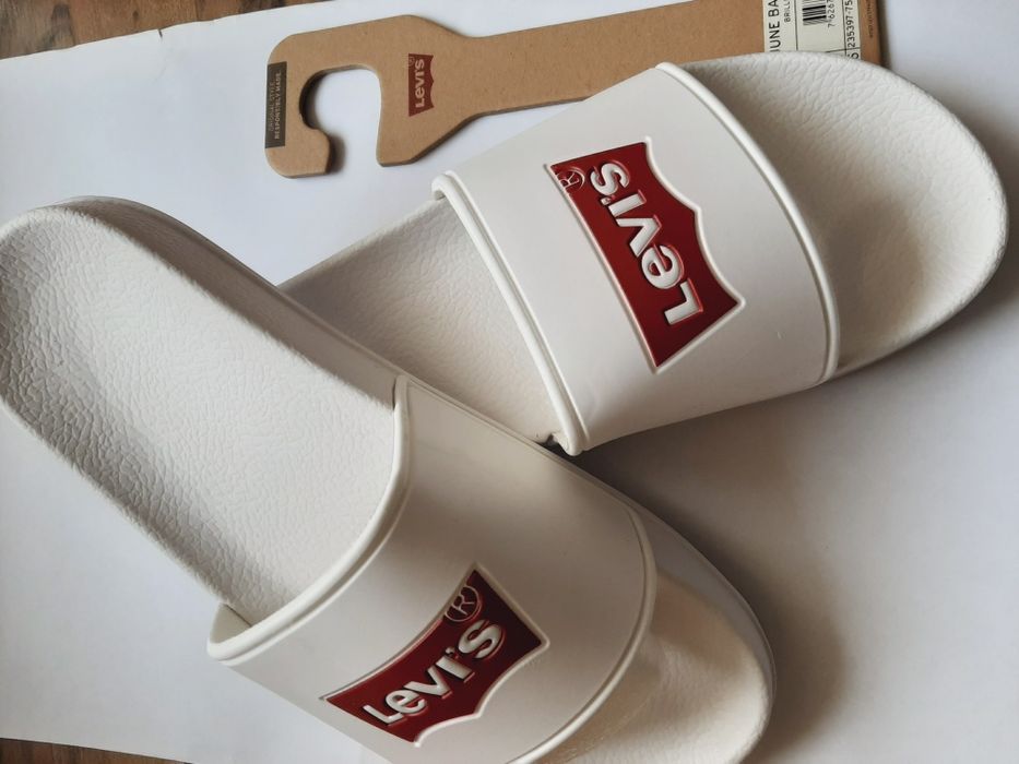 Levis Nowe klapki basenowe June Batwing VB 41