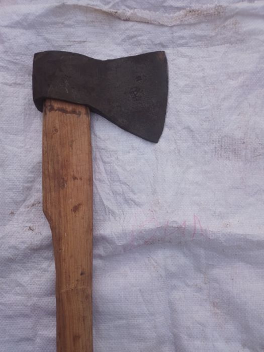 Топор зик , упс ,пилка , лопатка  саперная , вила , ключ трубный