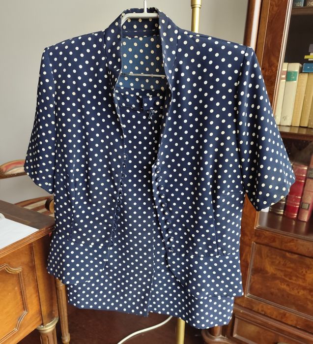 Conjunto de senhora Azul marinho com bolinhas brancas