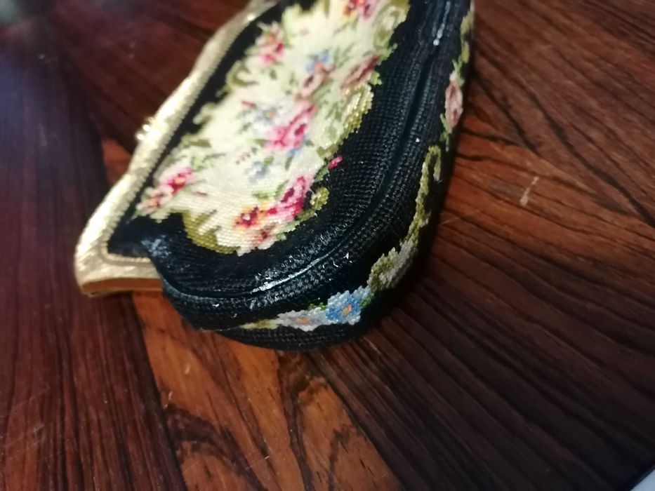 Stara torebka z motywem kwiatowym
