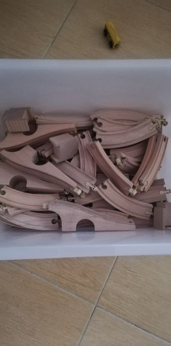 Conjunto de comboios +carris (74 peças) Ikea