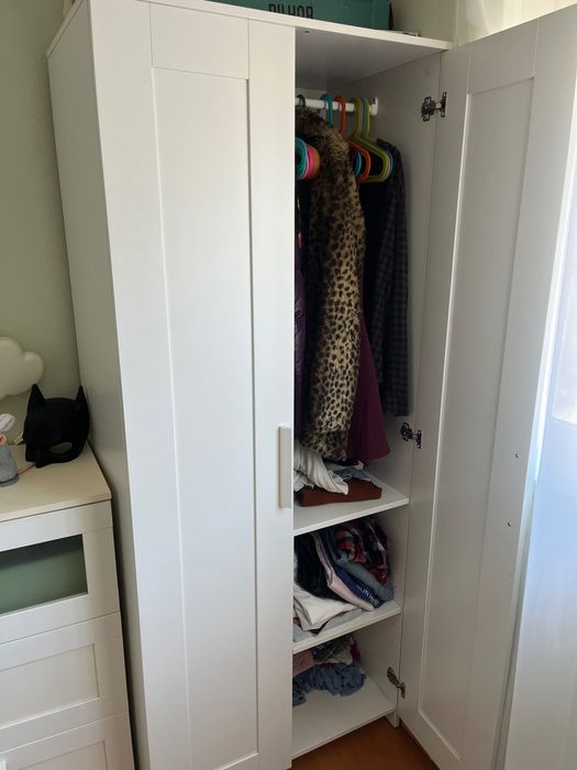 Quarto criança- cama, colchão, cómoda, roupeiro e secretária
