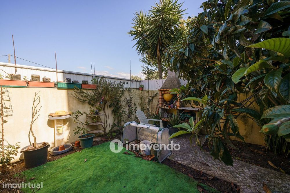Moradia T3 com garagem e jardim, em Corroios