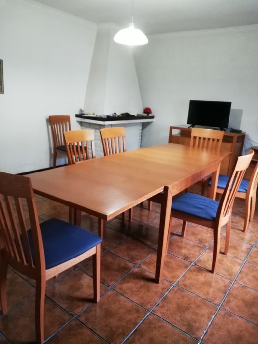 Mesa e tensível, 8 Cadeiras, Louceiro e Móvel TV