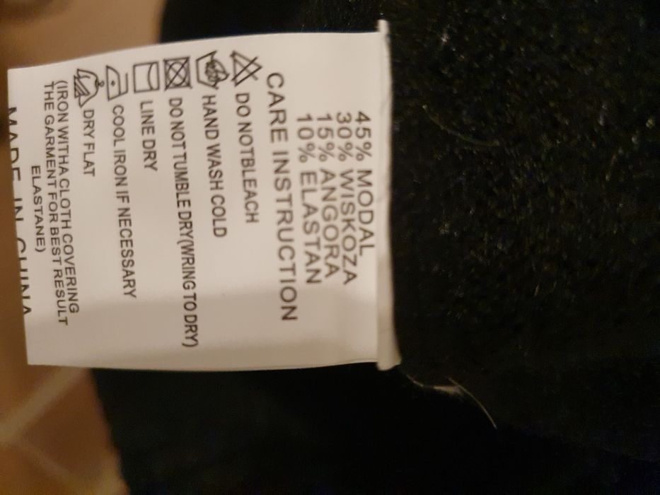 Czarny półgolf z rozcięciem