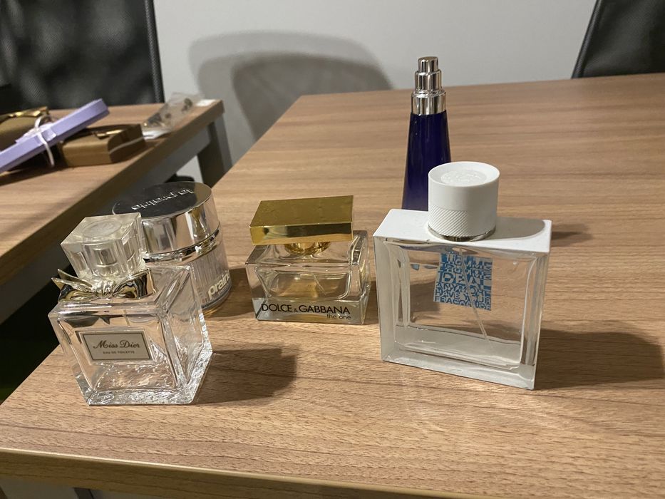 Luksusowe opakowania po kosmetykach i perfumach.