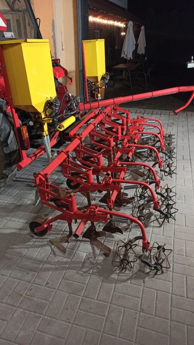 Pielnik wielorak z podsiewaczem nawozu