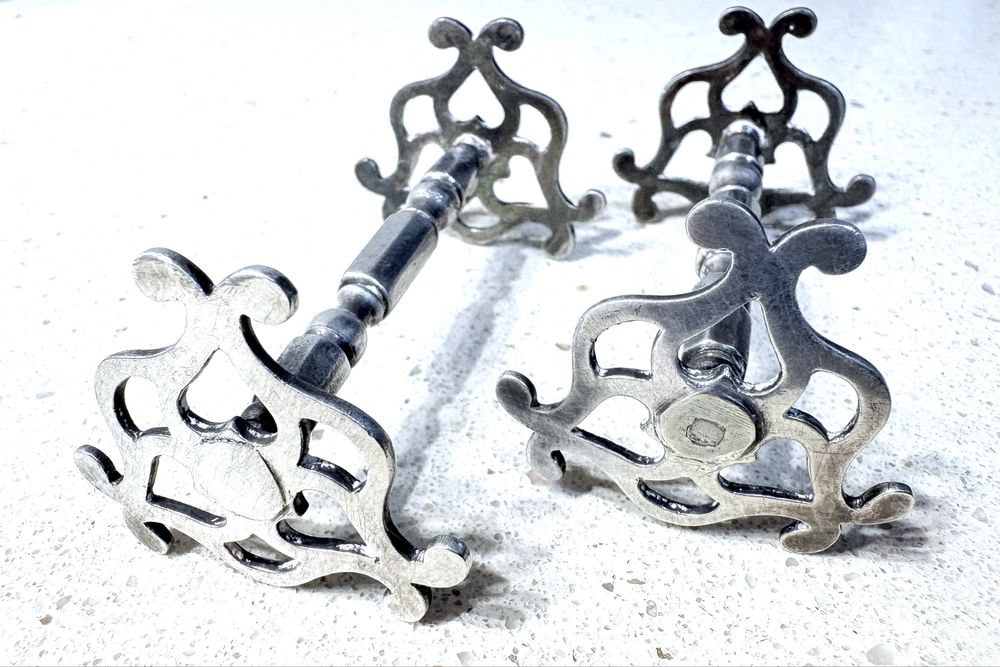 Raro antigo par de apoios para facas com banho em prata