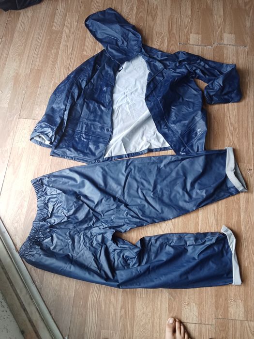 Capa de chuva usada, mas em excelente estado.