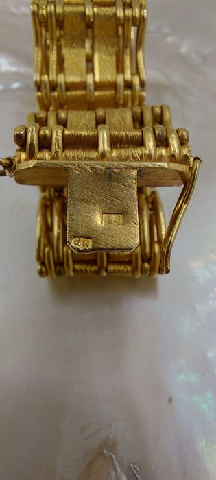 Złota bransoleta .