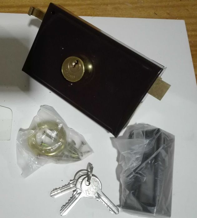 Aloquetes/Fechaduras/Dobradiças