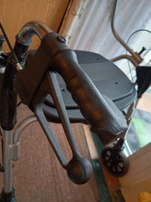 Balkonik rehabilitacyjny / rollator dla seniora, składany, siedzisko, hamulce