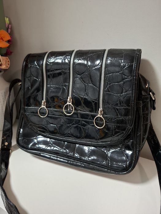 Lakierowana torba na ramię