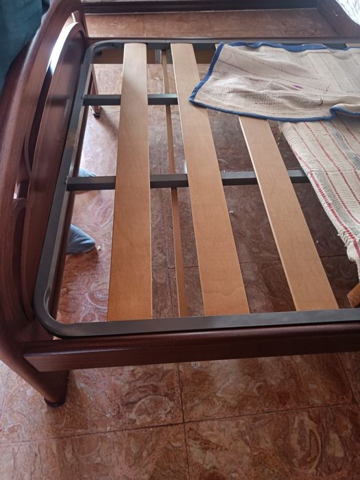 Cama de casal com mesas de cabeceira