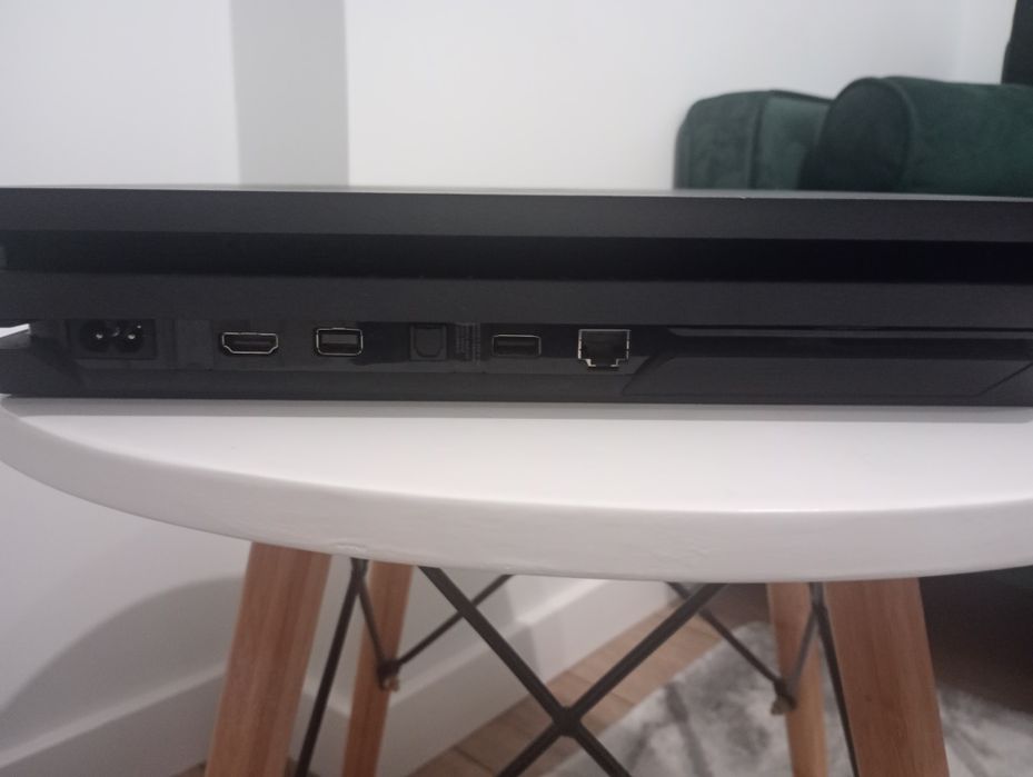 PlayStation 4 pro 1 TB, 2 pady