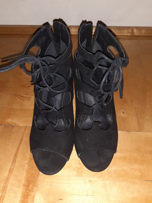 Buty na obcasie zamszowe rozmiar 39