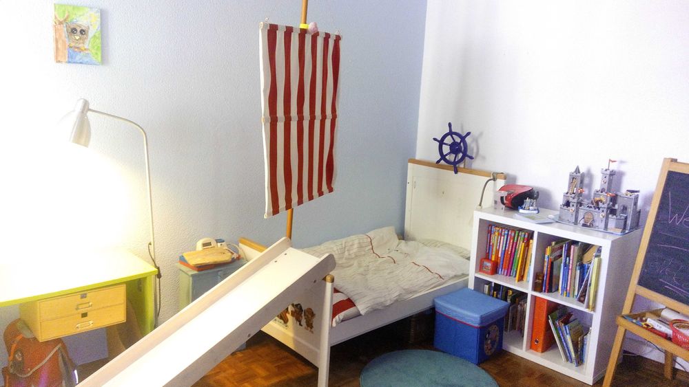 Raro: Cama alta c/escorrega da JYSK c/muitos acessórios menina & menino