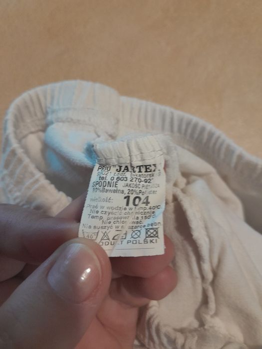 Białe legginsy z koronką