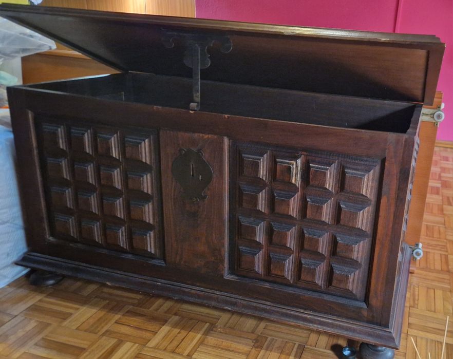 Arca de madeira castanha