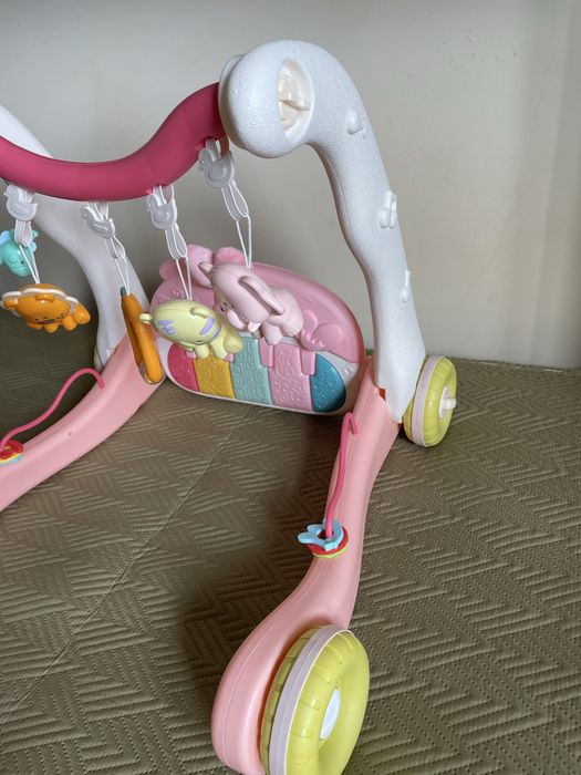 Ginasio de atividades para bebes com piano e tapete