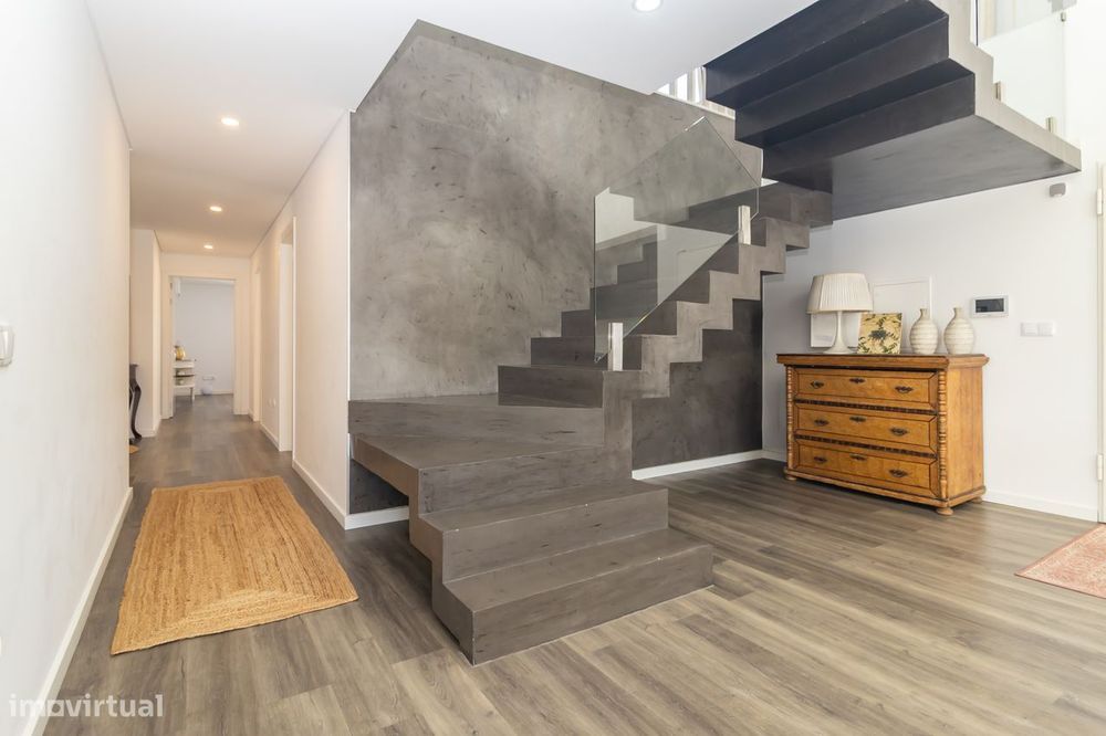 Moradia T4+1 com piscina | Perto de tudo, longe do ruído
