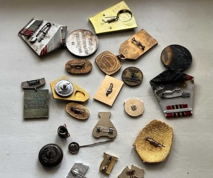 Значки різні продам