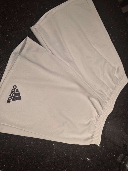 Białe krótkie spodenki Adidas 152 szorty