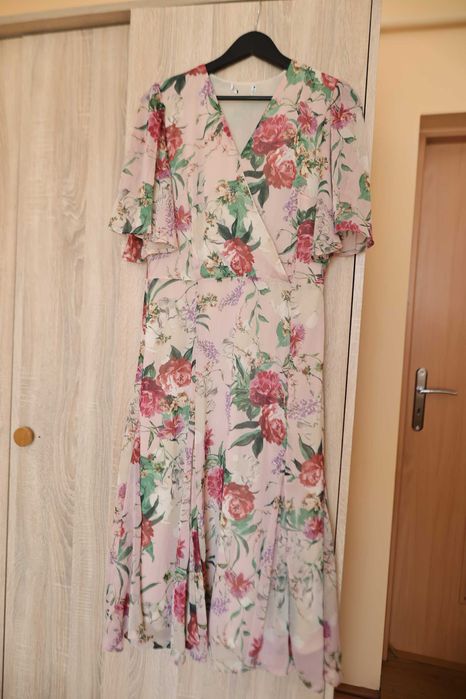 Zwiewna sukienka letnia w kwiaty reserved M/L