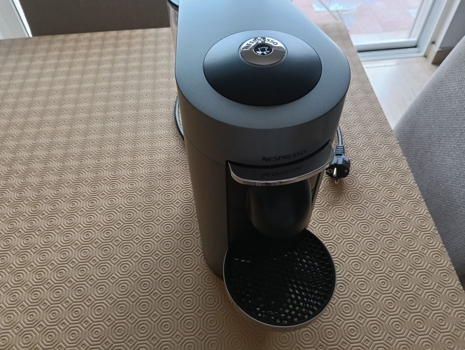 Máquina Nespresso - Modelo  Vertuo Plus Deluxe Titan