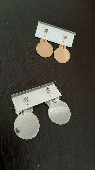 Brincos prateadas e dourados, par 1€