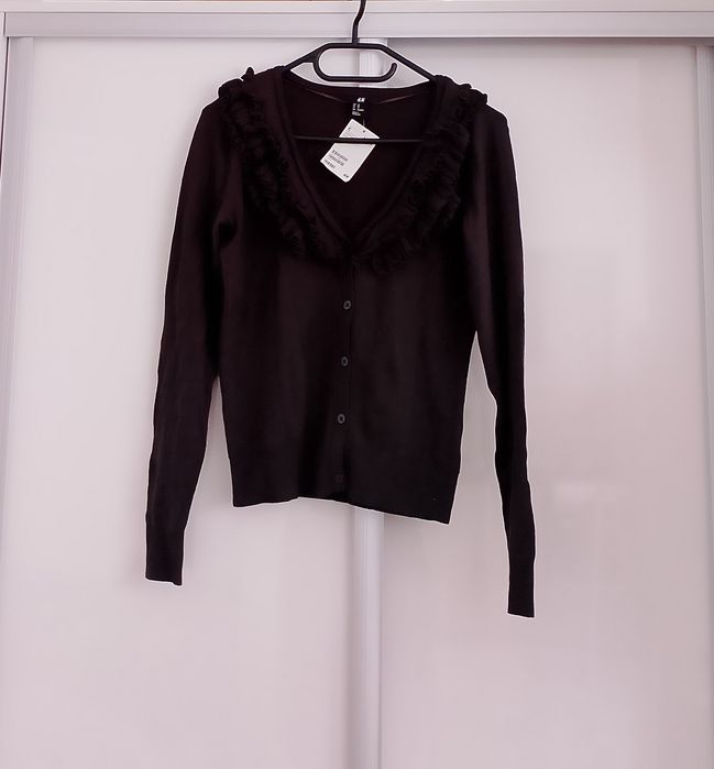 Grafitowy sweter H&M rozmiar XS z falbanami przy dekolcie 
Długość 53