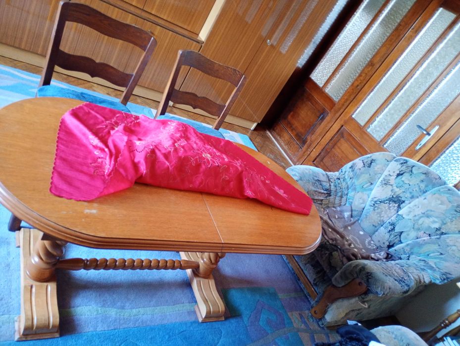 Kredens , stół,wersalka