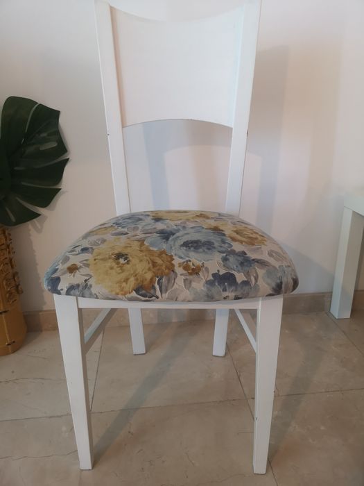 Mesa jantar, 4 cadeiras e 2 almofadas