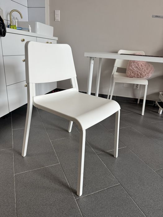 Białe krzesła plastikowe Ikea
