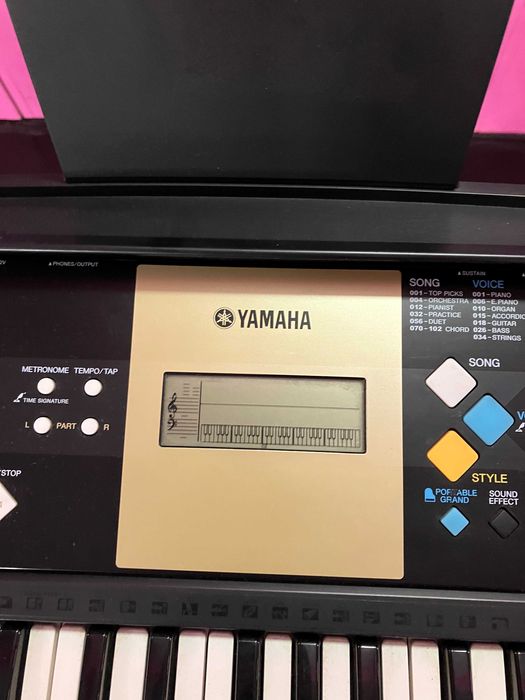 Teclado / Órgão YAMAHA - YPT 220 - Semi Novo - Com base