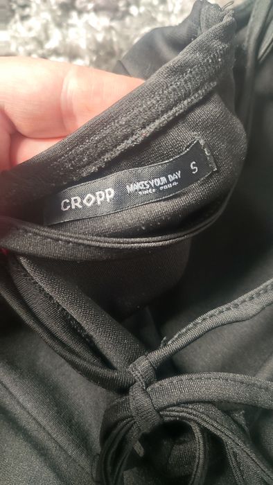 Czarna rozkloszowana sukienka wycięte plecy