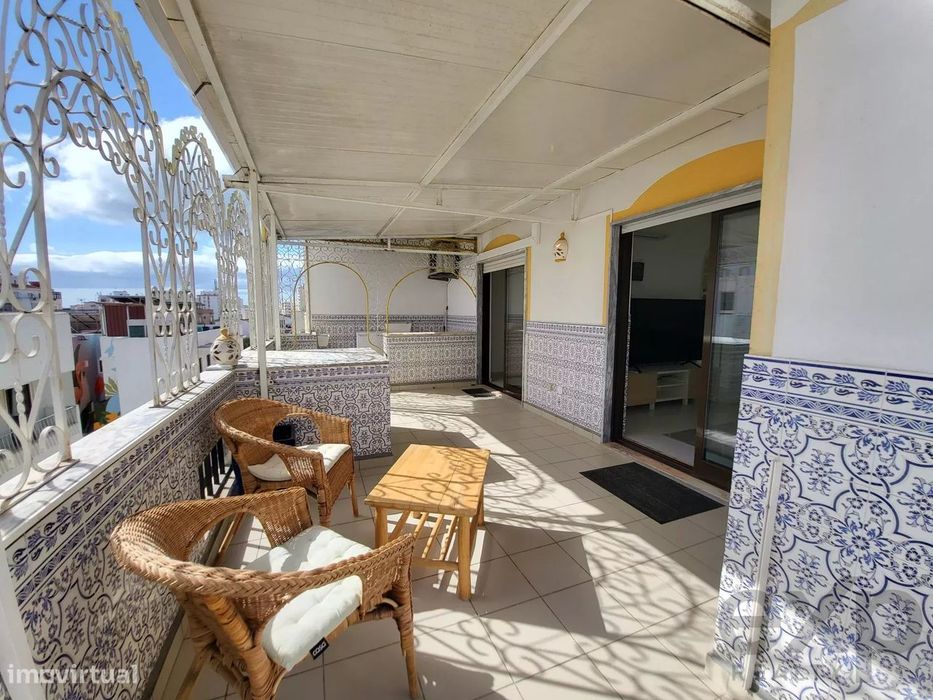 Excepcional T2  no último andar com um amplo terraço. Centro histórico