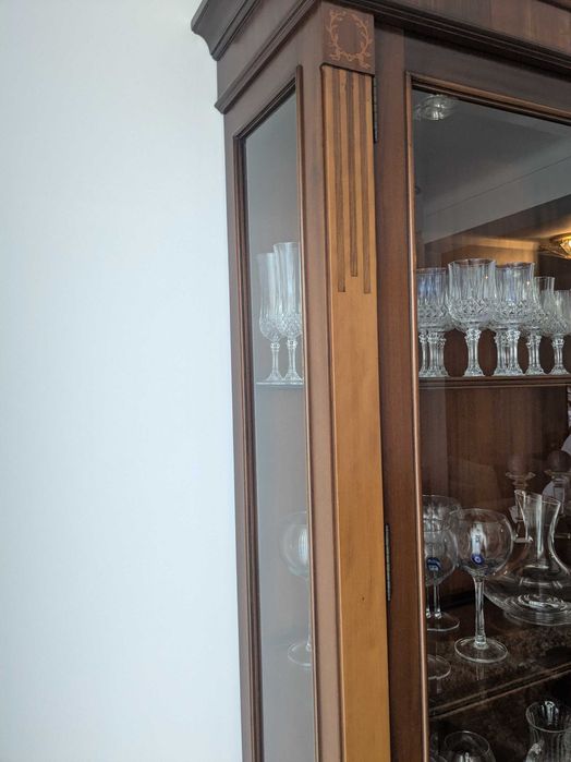 Cristaleira em cerejeira, estilo clássico