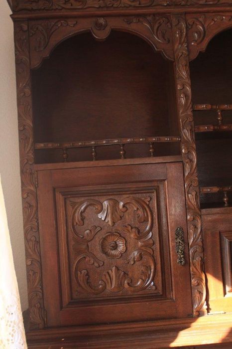 Móvel de sala em madeira maciça talhada.