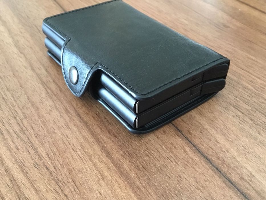Carteira com protecção Contactless dos seus cartões, revistida a pele