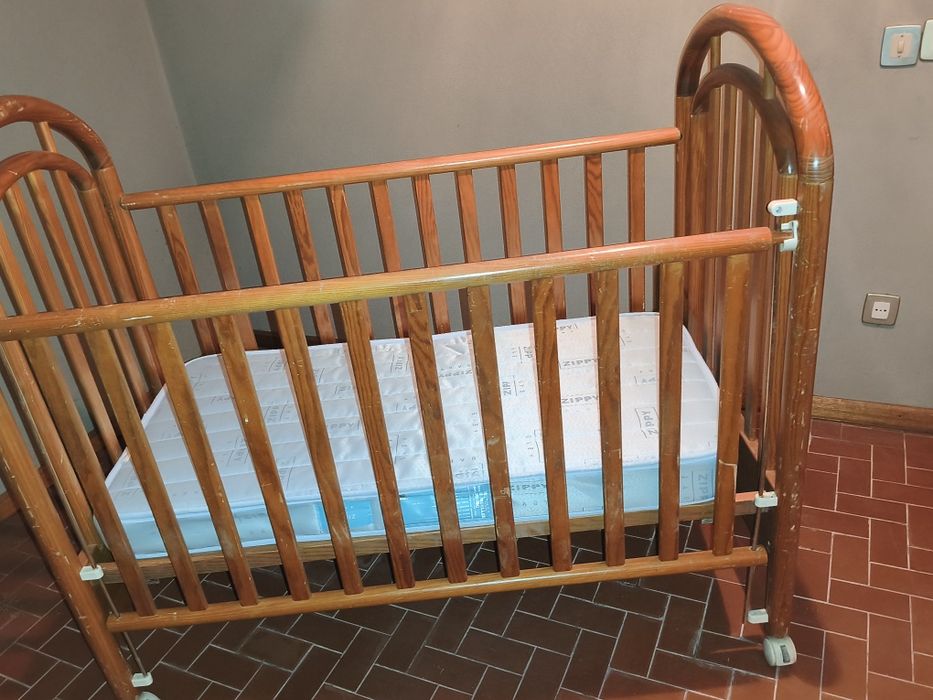 Cama de bebê com grades