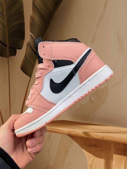 Стильные кроссовки для города и спорта