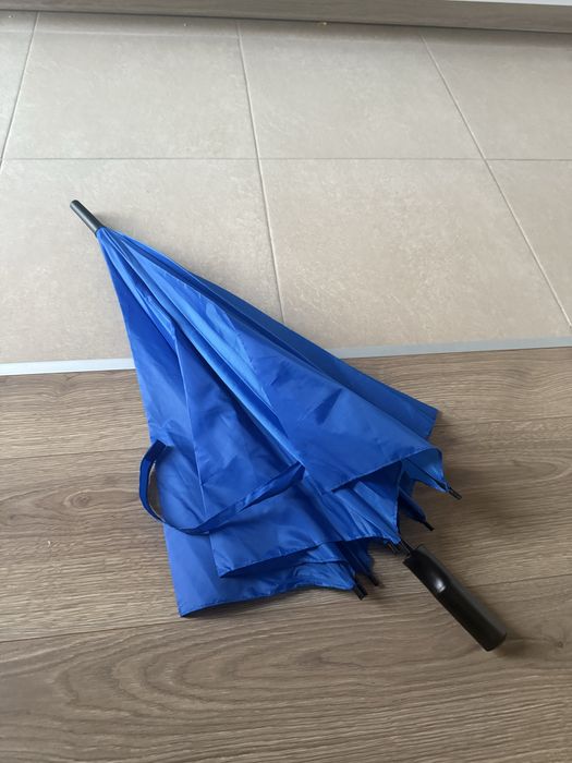 Duży niebieski parasol automatyczny Ecolab porządy z rączką składany