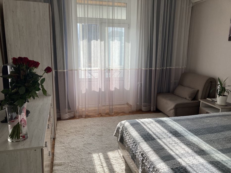 2-к квартира подобово,центр. опалення,на Соборній 101,6 місць,докум.