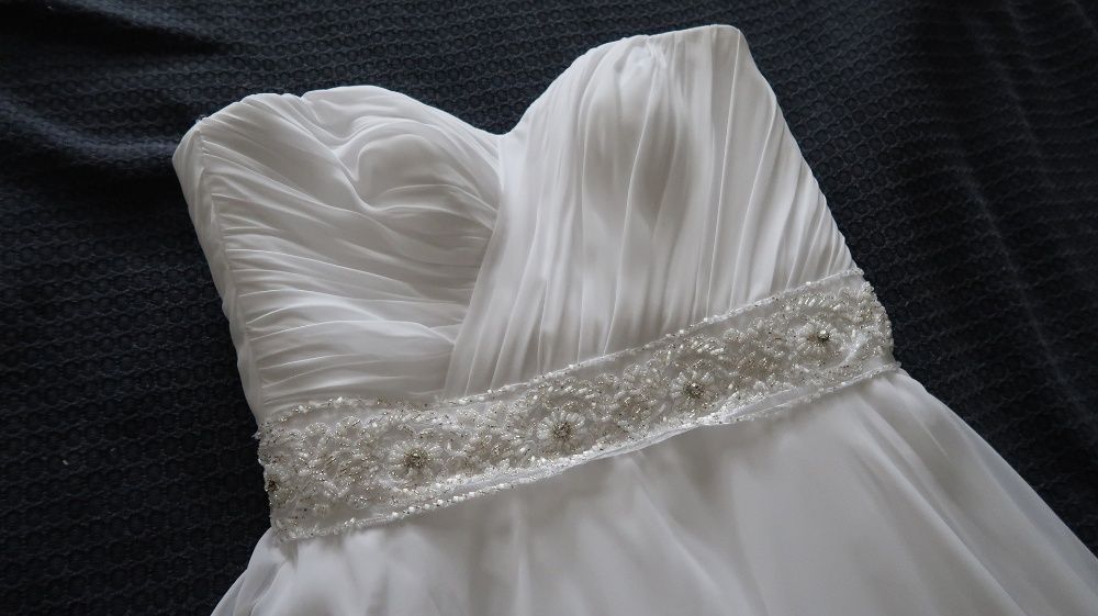 Minimalistyczna suknia ślubna