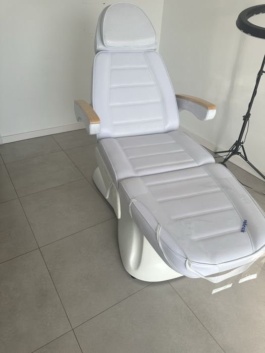 Fotel kosmetyczny regulowany elektrycznie