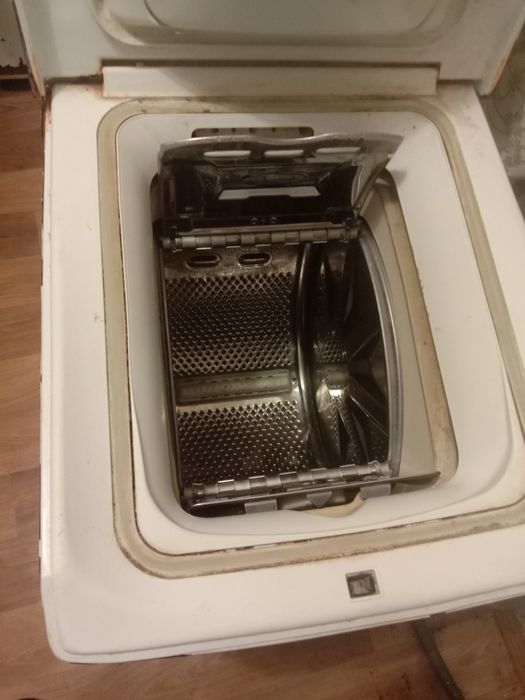 Продам Аристон  стиральную машину  б/у матор целый под ремонт