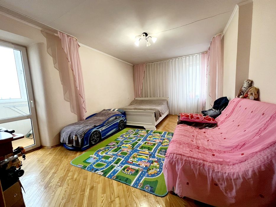 Довгострокова оренда 3-кімнатної квартири в районі "Книжки"