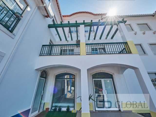 T3 Duplex com Suíte, Varanda e Parqueamento — Excelente Localização