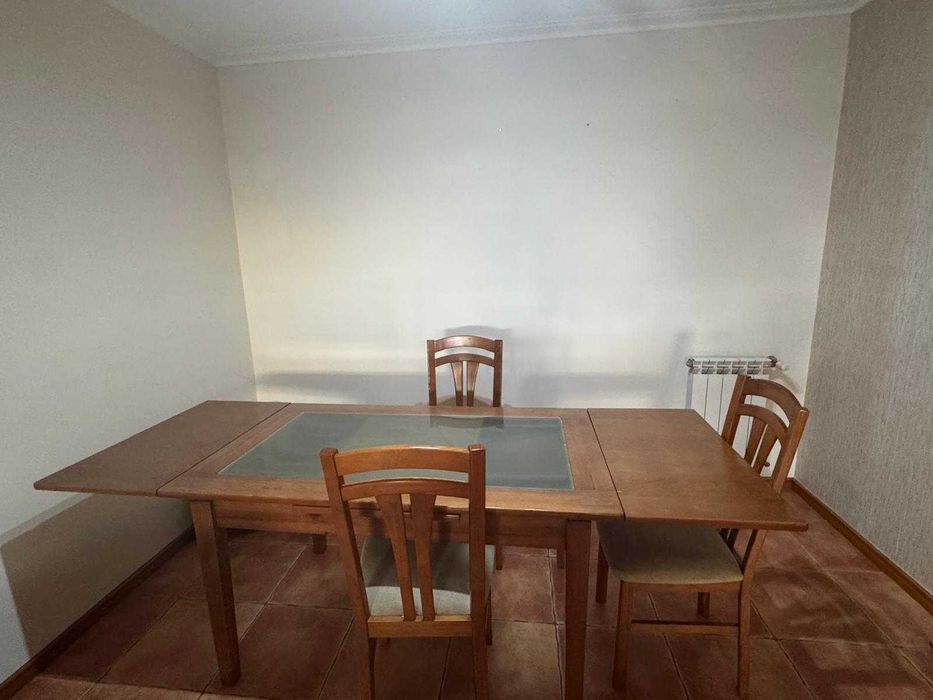 Vendo Mesa e cadeiras